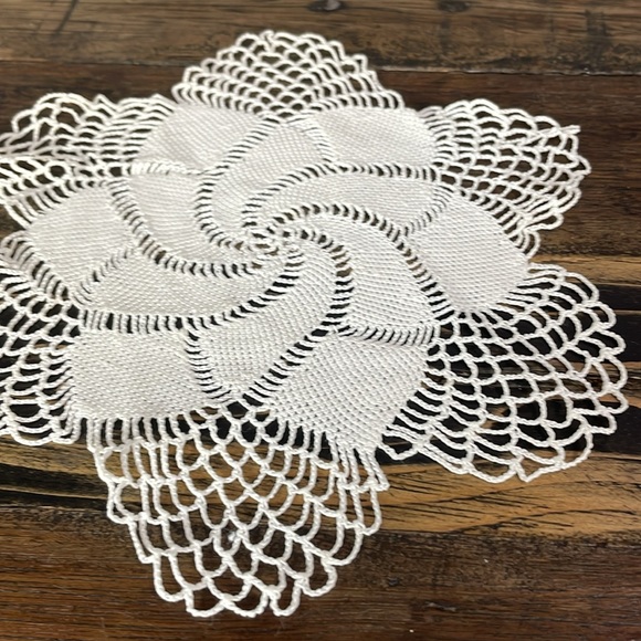 Lovely swirl crocheted doily.  Cotton vintage - Picture 3 of 11